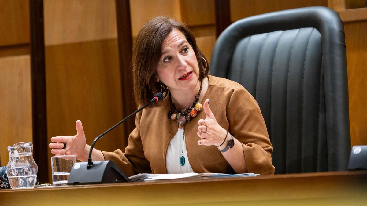 La concejal de Cultura del Ayuntamiento de Zaragoza, Sara Fernández, en la comisión de este jueves.