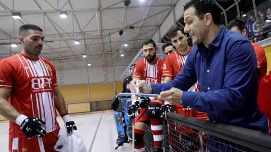 Benito donant instruccions als jugadors del Citylift Girona.