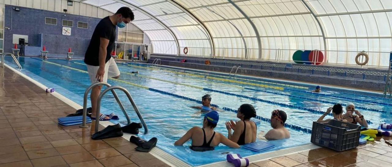 Alumnos de FP del IES Valverde de Lucerna, durante unas prácticas en la piscina. | Cedida