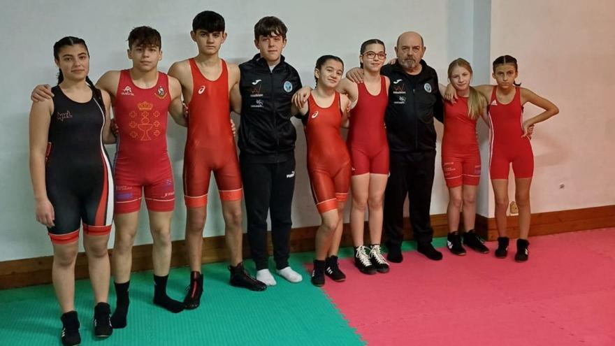 Luchadores del Shaolin de A Estrada que disputaron el Gallego, junto Severino Gómez.