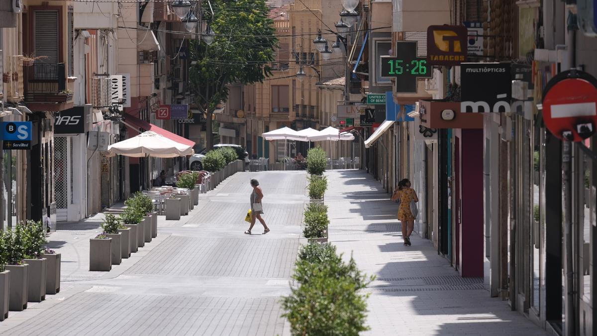 Las calles de Elda desiertas en las horas centrales del día por el sofocante calor.