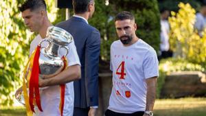 Momento del saludo entre Carvajal y Sánchez