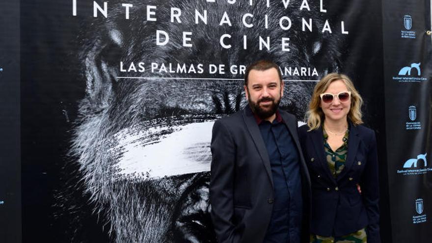 El cineasta Félix Sabroso y la actriz Pilar Castro, ayer, en el teatro Pérez Galdós.