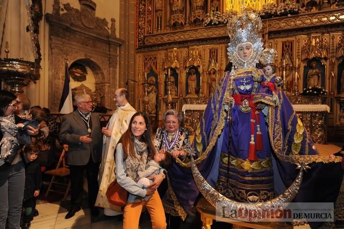 Los niños pasan por el manto de la Fuensanta