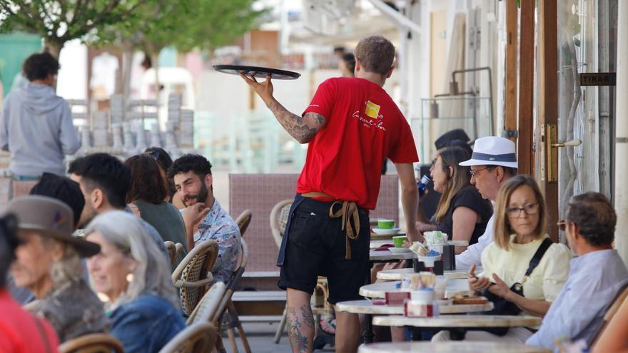 Un camarero de una terraza de Ibiza