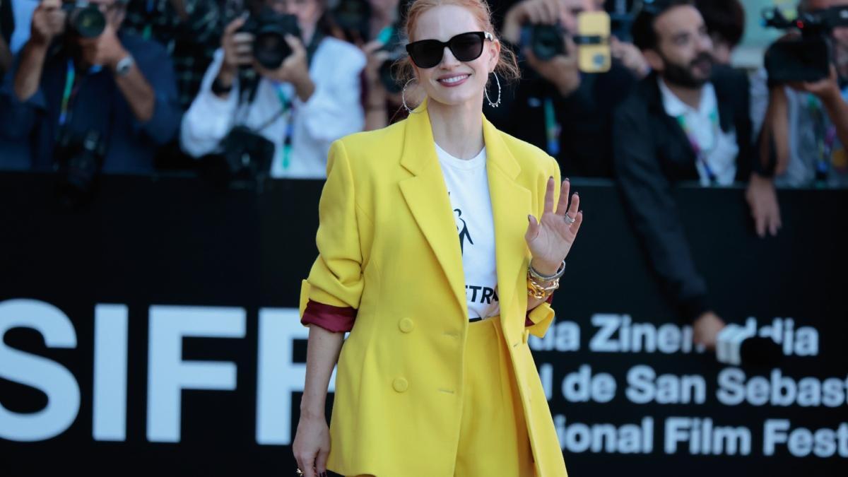 Las zapatillas con plataforma de Jessica Chastain son las que mejor quedan con traje