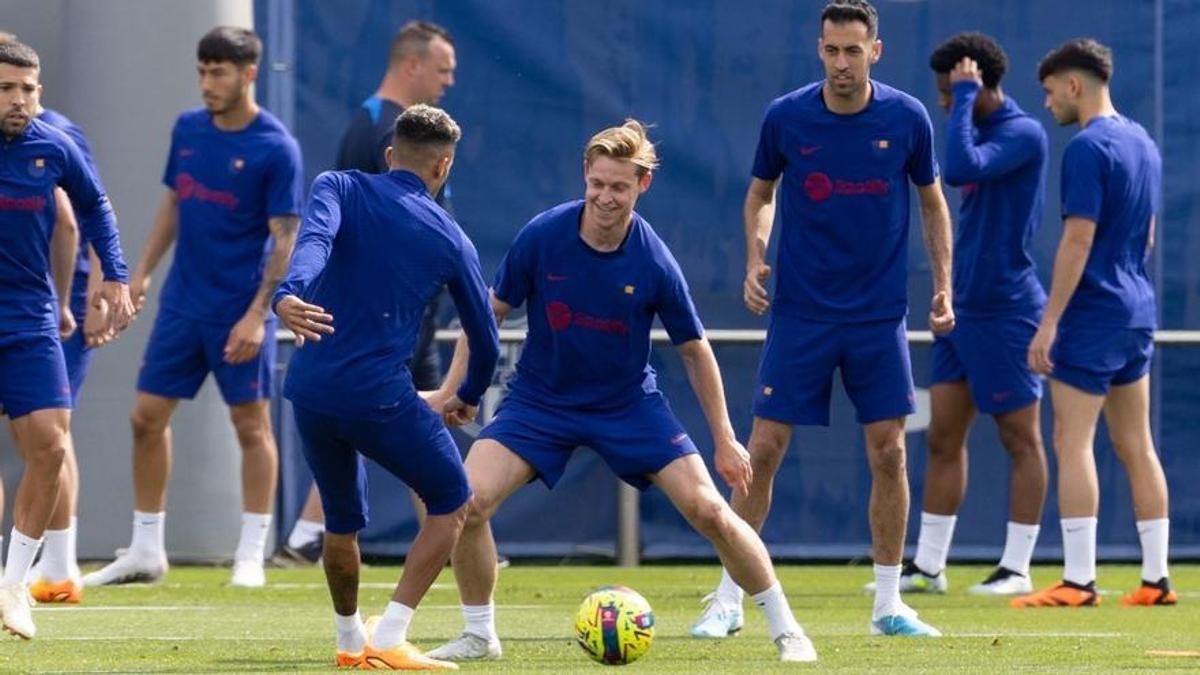 Frenkie de Jong, frente a Raphinha, en el centro de un rondo.