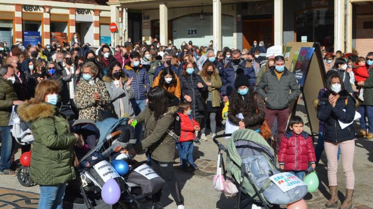 Concentración en Benavente para pedir pediatras. | E. P.