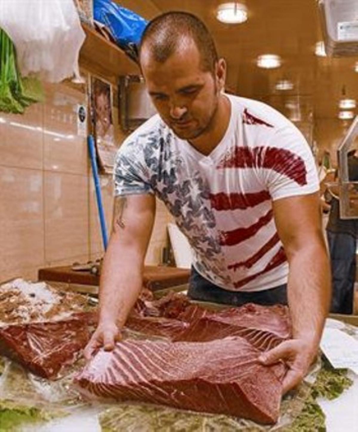 L’acte reuneix milers de persones al voltant de les botigues i activitats al passeig de Gràcia durant tota la nit.