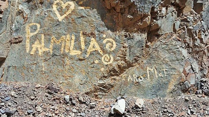 Pintadas en el cauce de la Cascada de Colores. | | E. D.