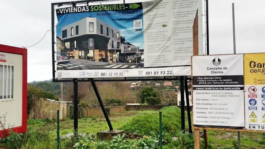 Cartel de obra en A Rabadeira, donde se venden dos suelos, en 2022.