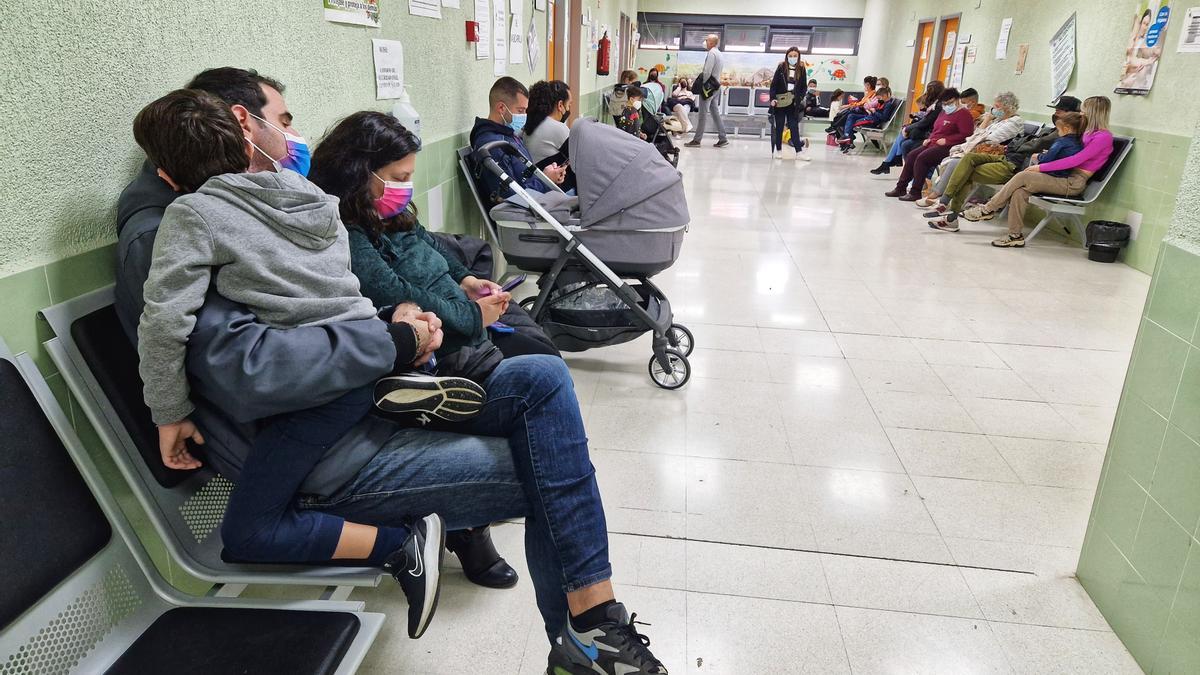 Pacientes esperan en un centro de salud de Cáceres.