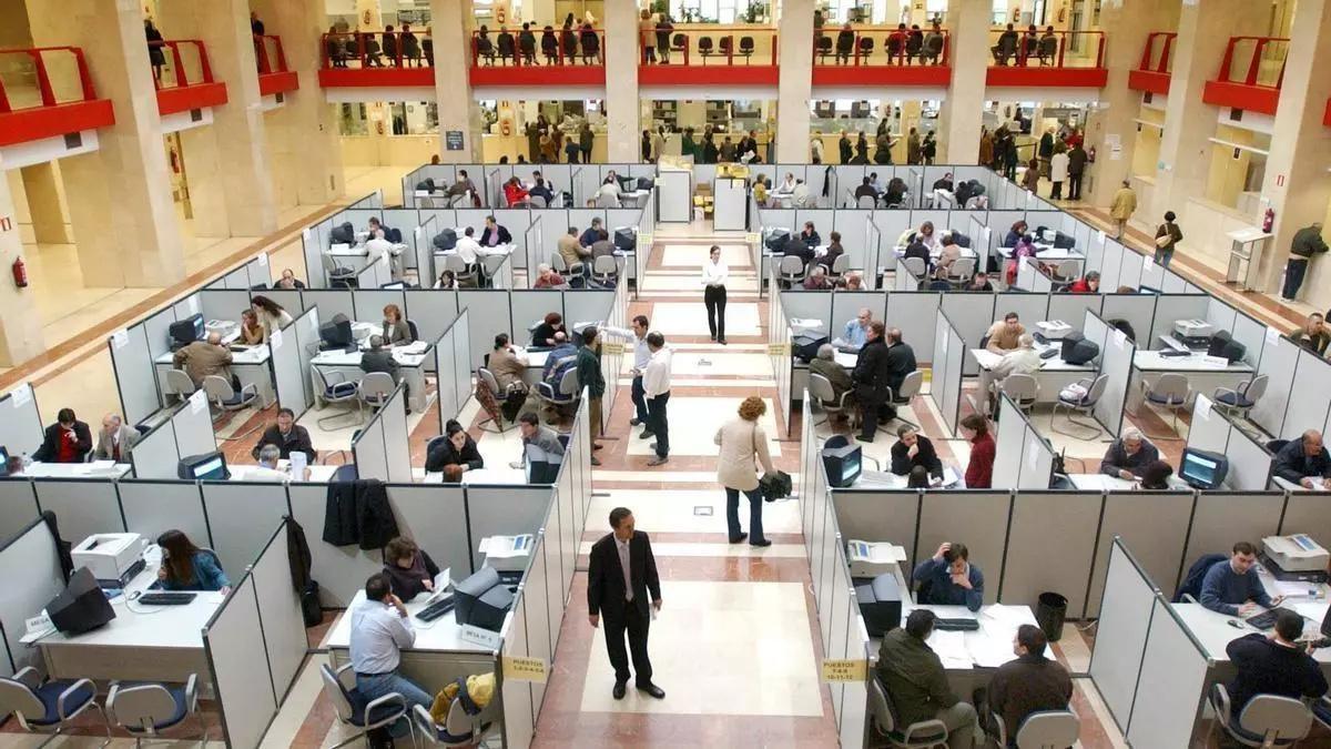 Funcionarios de la Agencia Tributaria en su puesto de trabajo.