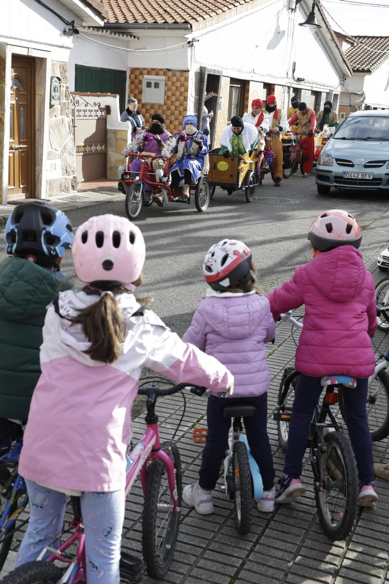 El Príncipe Aliatar dispara la ilusión en los barrios de Gijón (en imágenes)