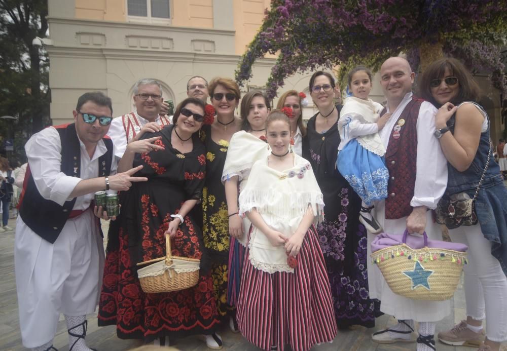 Ambiente en la plaza del Teatro Romea en el Bando