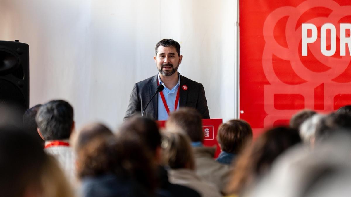 El secretario general del PSPV-PSOE de Castelló, Samuel Falomir, en el Comité Provincial reunido en Vinaròs.