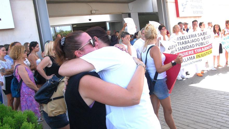 Tristeza, emoción y rabia en el último día de los trabajadores del laboratorio del Hospital de Torrevieja, despedidos por la Generalitat