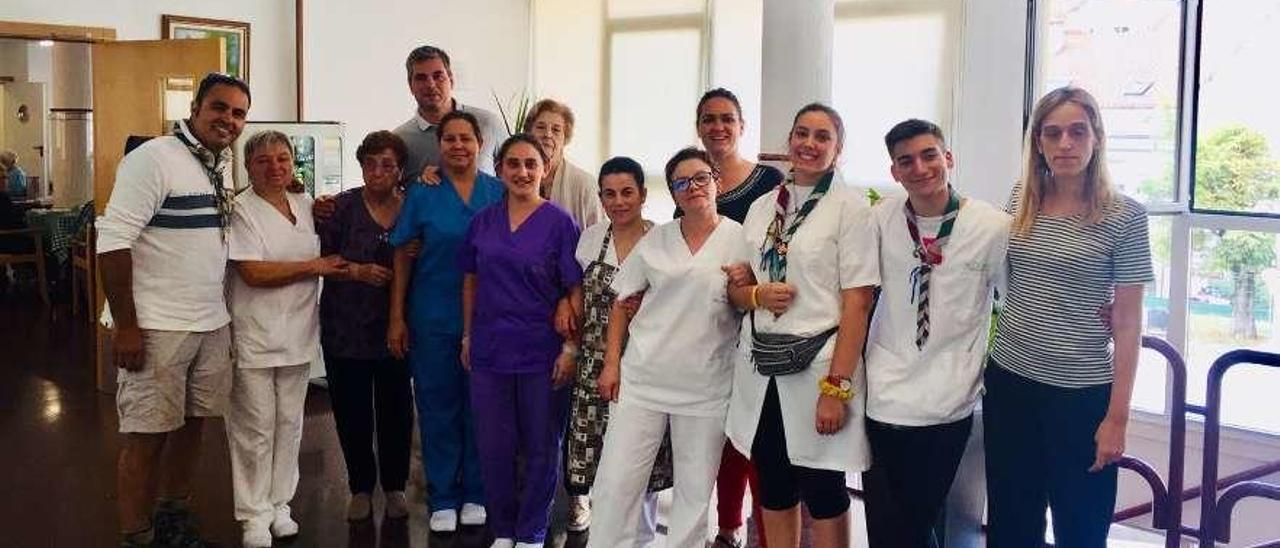 Voluntariado en la residencias As Dores  |  La residencia As Dores de Lalín busca voluntarios cada verano dentro de su programa Voluntariado Xuvenil, entre jóvenes de 16 a 30 años. Estos días contaron con personas dispuestas a echar una mano y compartir momentos inolvidables con los mayores. En este caso, fue un grupo Scout Católico, procedente de Santa Ana de Atarfe (Granada), que tal y como indican desde la residencia contribuyeron en la causa haciendo honor a su lema Siempre listos para servir.