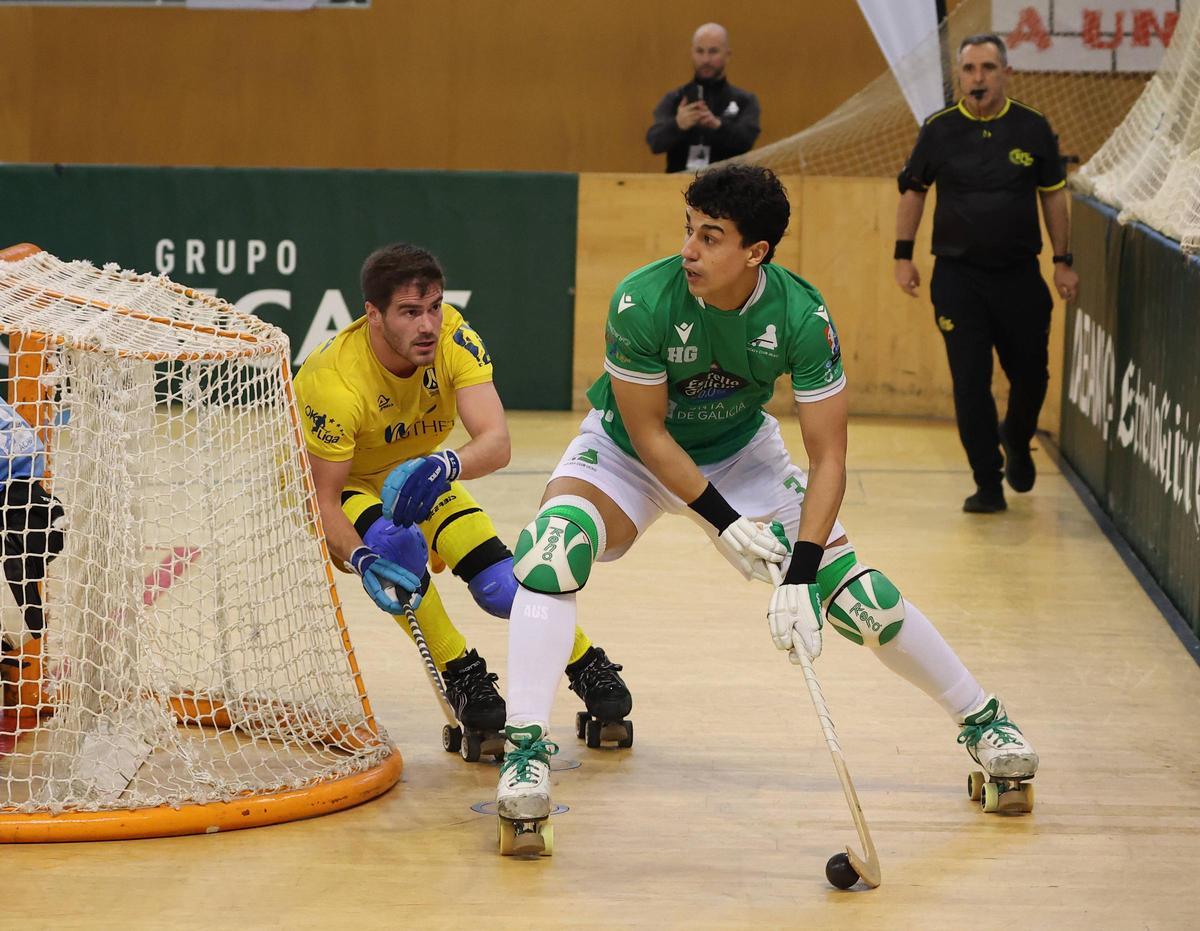 Arnau Xaus conduce una bola por detrás de la portería del Sant Just en el último partido de Riazor.