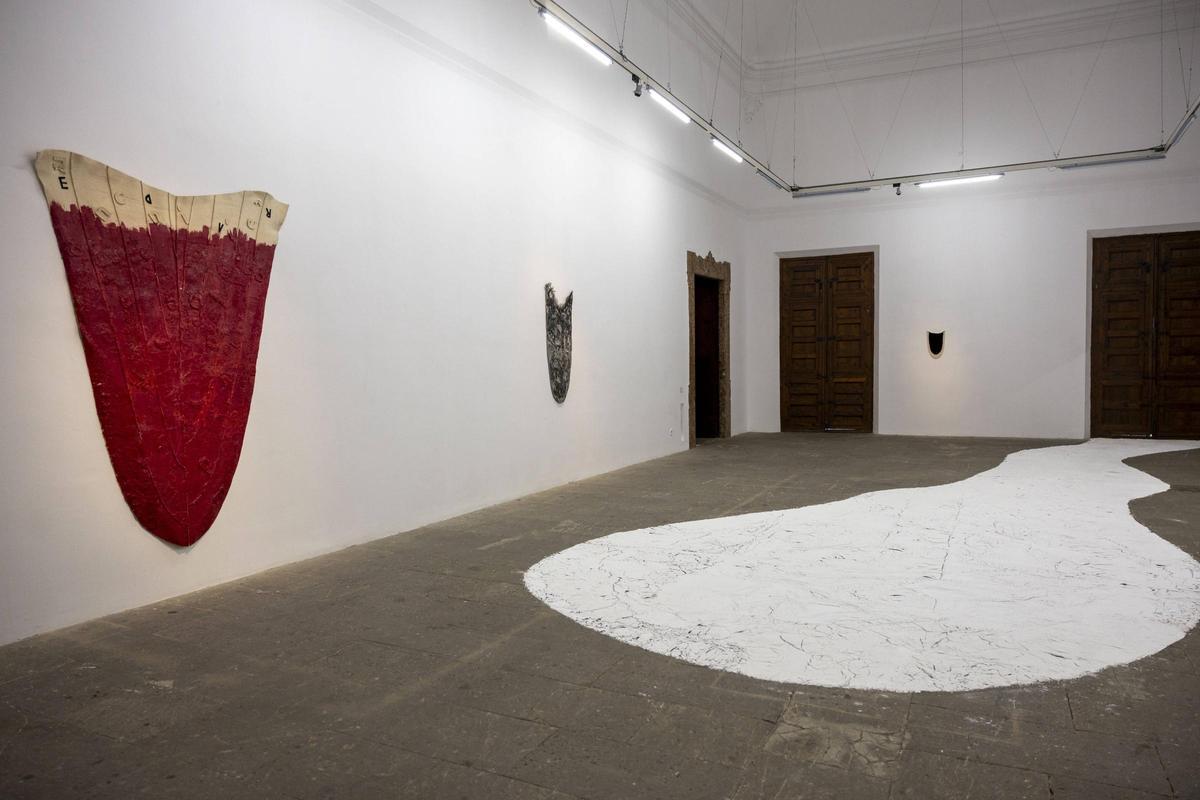 Im eindrucksvollen ersten Raum der Schau befindet sich auch das neue Werk „Lengua de cal“ – eine vergängliche Zunge aus Kalk