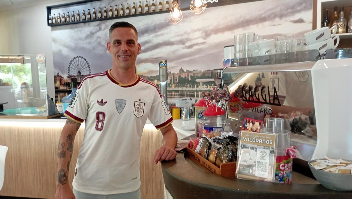 Daniel España, en un rincón de su bar cafetería de Málaga.