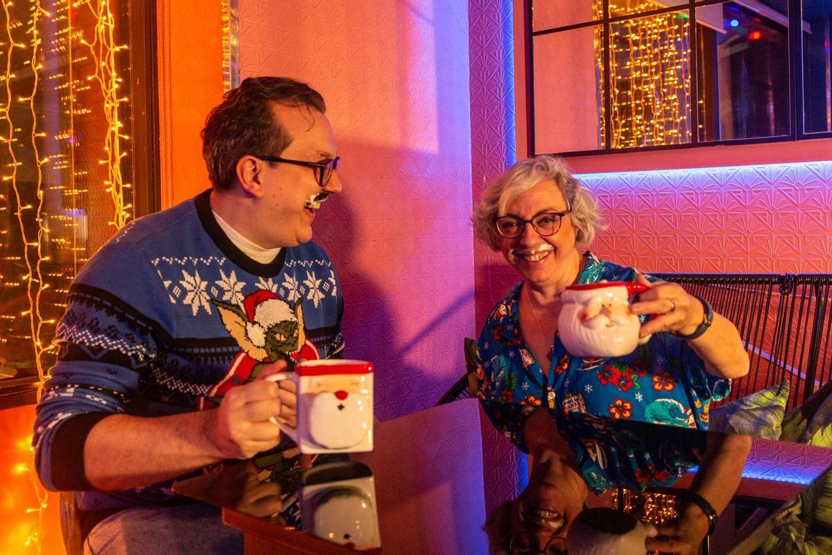 Santiago Madueño brinda con Noel.