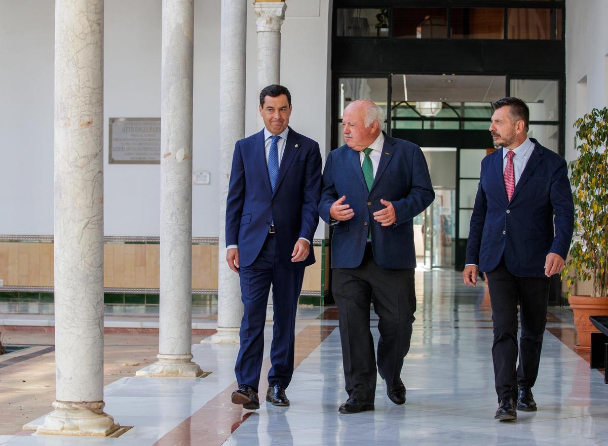 El presidente del Parlamento de Andalucía, Jesús Aguirre (c), acompañado por el presidente de la Junta en funciones, Juanma Moreno (i), y el portavoz parlamentario del PP, Toni Martin.