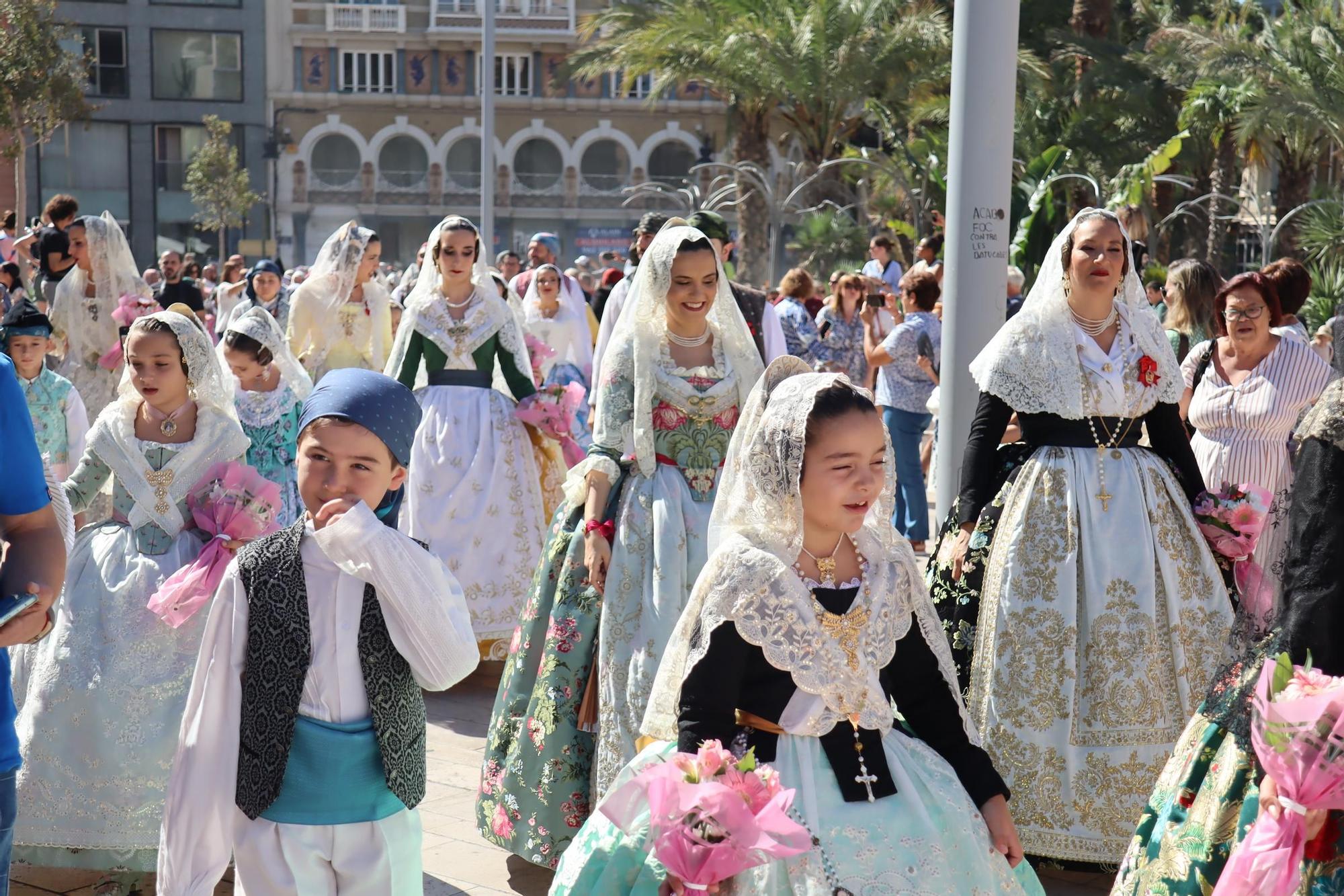 Una Ofrenda en pleno Septiembre con las Fallas del Marítimo