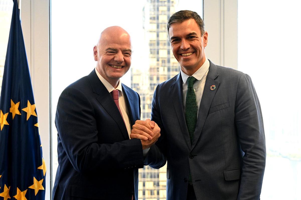 Pedro Sánchez con Gianni Infantino.