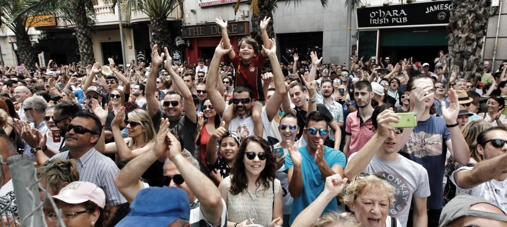 El disparo del pirotécnico Manuel Fernández, de Redován, emociona con 105 kilos miles de personas reunidas en torno a Luceros.