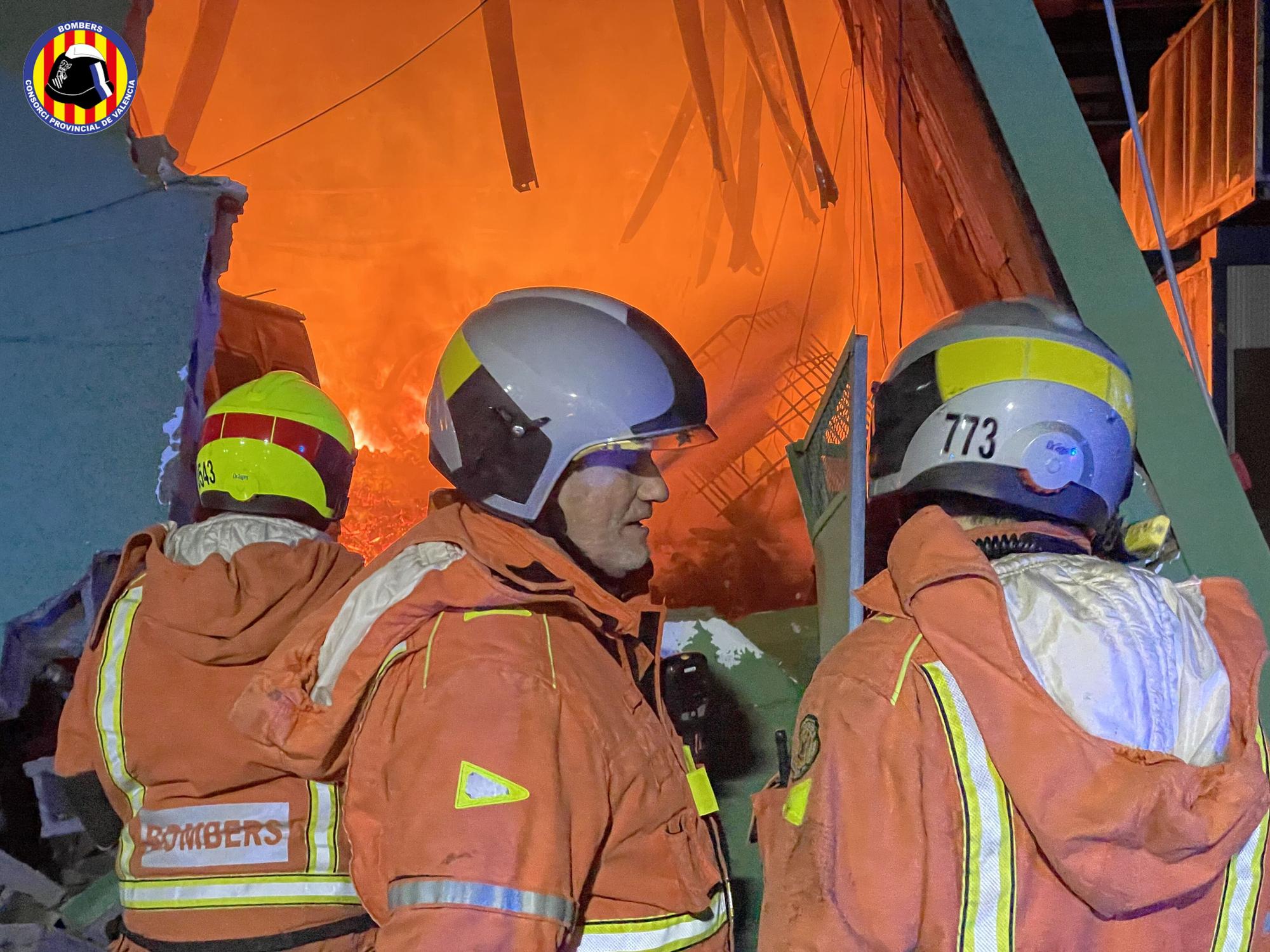 Un incendio calcina una nave industrial en Quart de Poblet