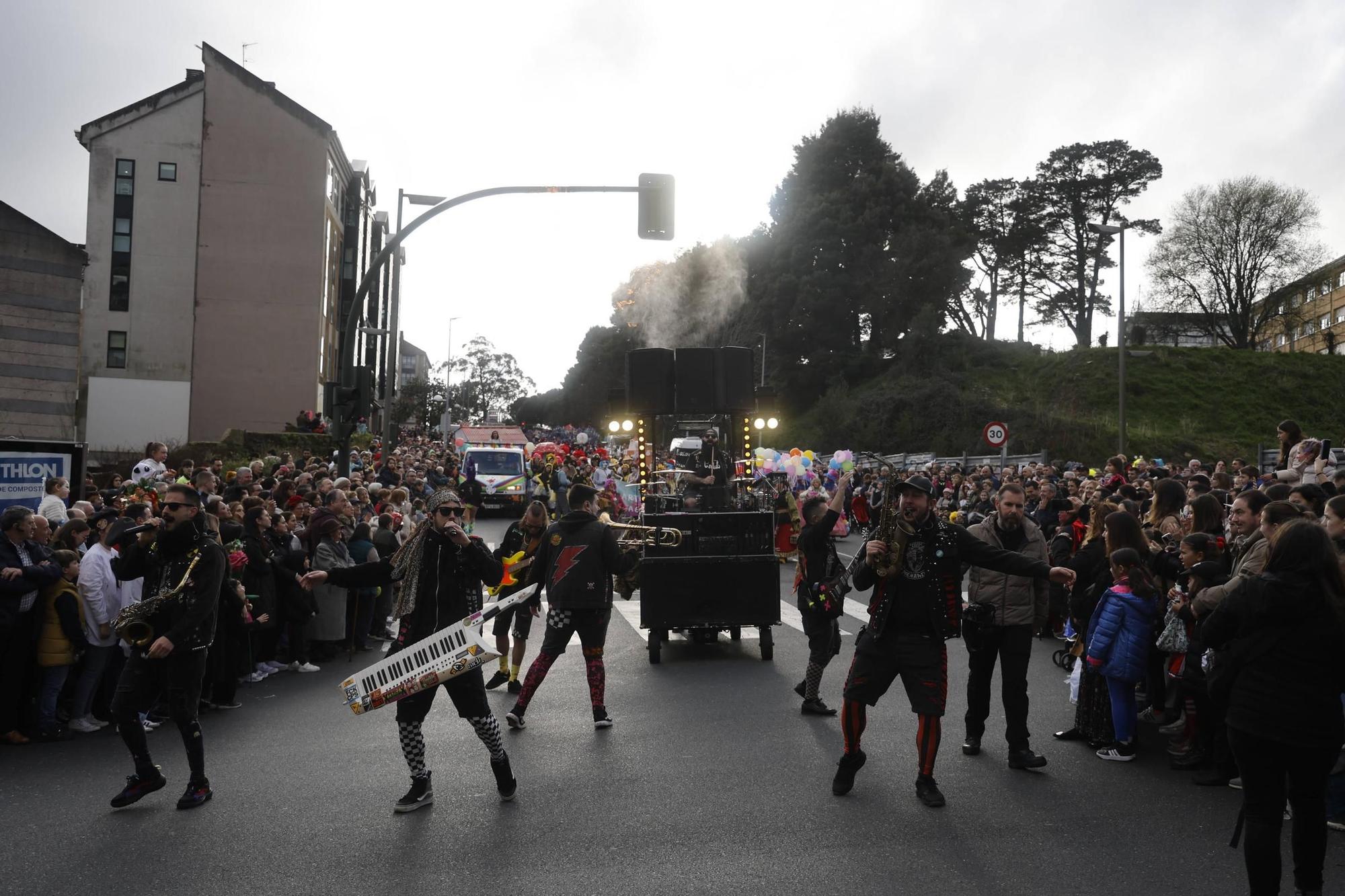 Santiago disfruta del tradicional desfile de Martes de Entroido