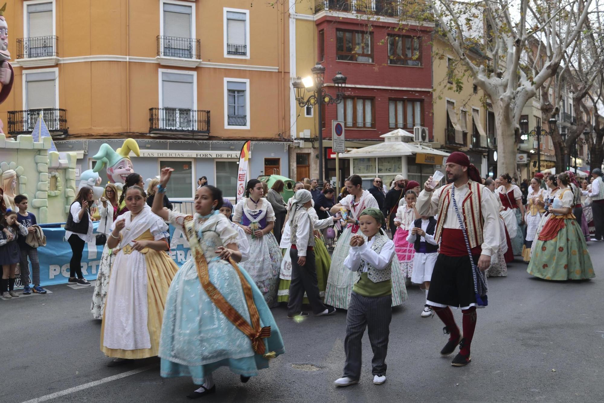 La tradicional visita a las fallas de Xàtiva en imágenes