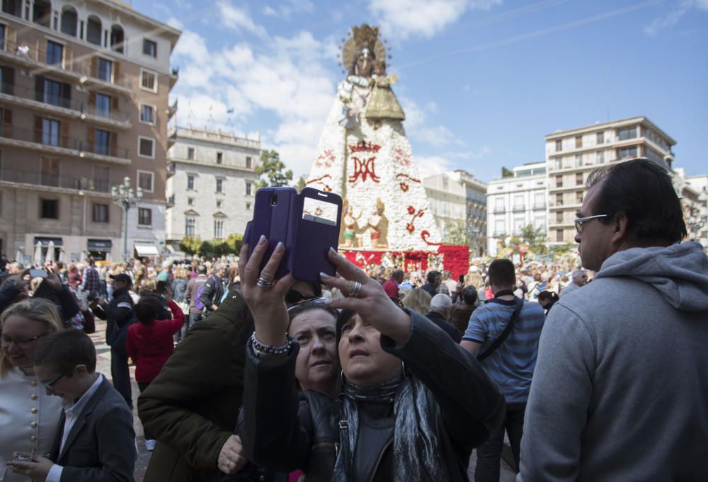 La Mare de Déu luce su manto en la Plaza de la Virgen