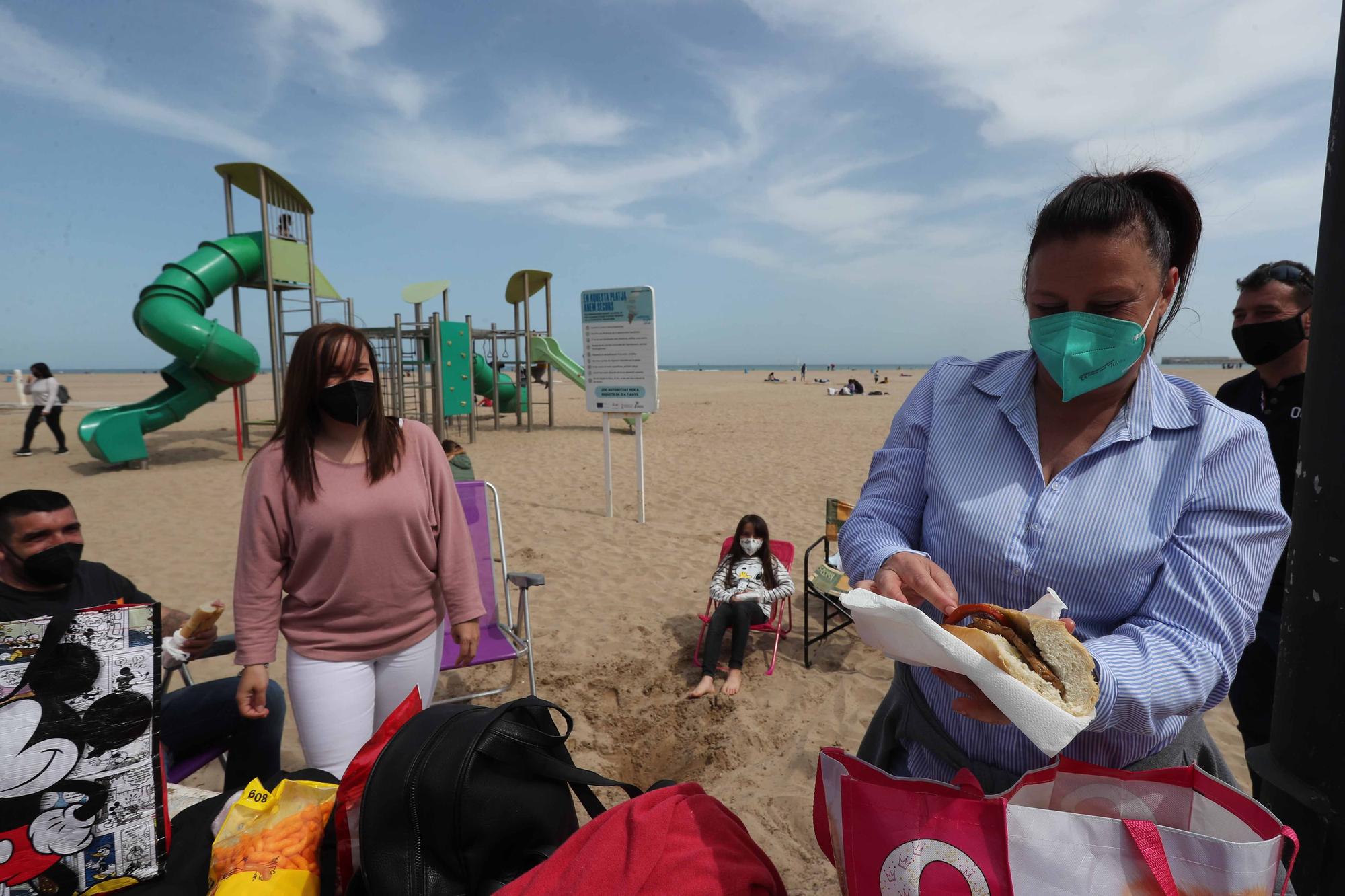 Playas, paseos y terrazas, llenos por el buen tiempo