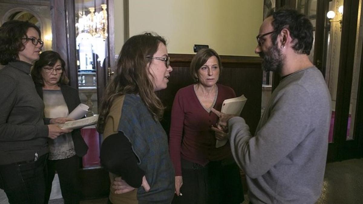 La presidenta del Parlament, Carme Forcadell, junto a los diputados de la CUP Eulàlia Reguant y Benet Salellas.