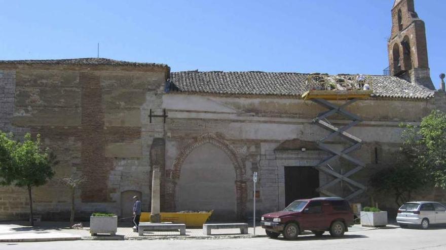 Operarios trabajan en la restauración de la cubierta de la iglesia de Santa María de Arbas. Foto