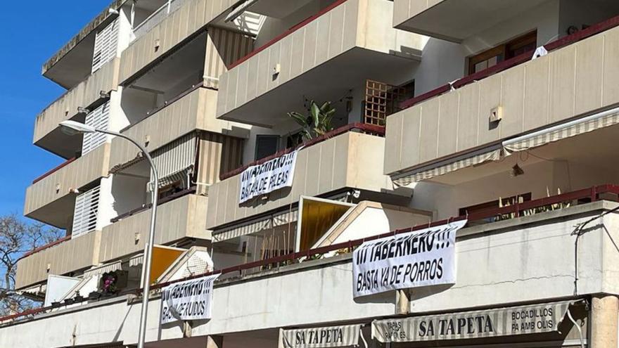 Los vecinos han colgado carteles en sus balcones. | JFM