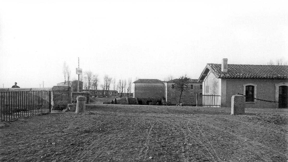 Esclusas de Casablanca, en una imagen tomada desde el camino que en paralelo al Canal Imperial de Aragón ascendía hasta ellas en 1912