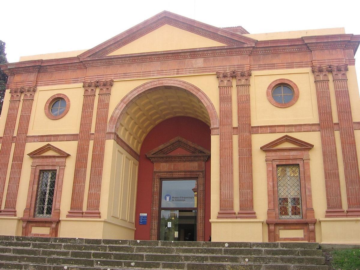 Façana del Palau de les Arts Gràfiques creat el 1929 per Pelai Martínez