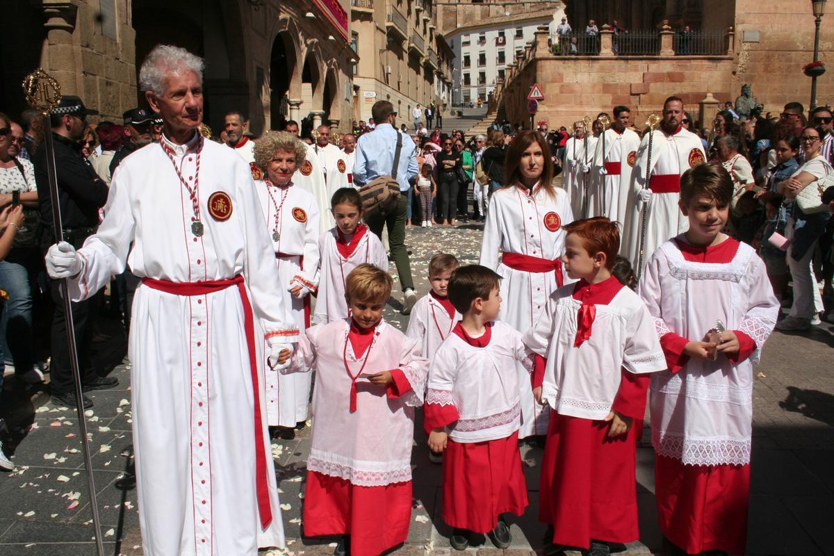 Un grupo de monaguillos participaban en el cortejo del Domingo de Resurrección.