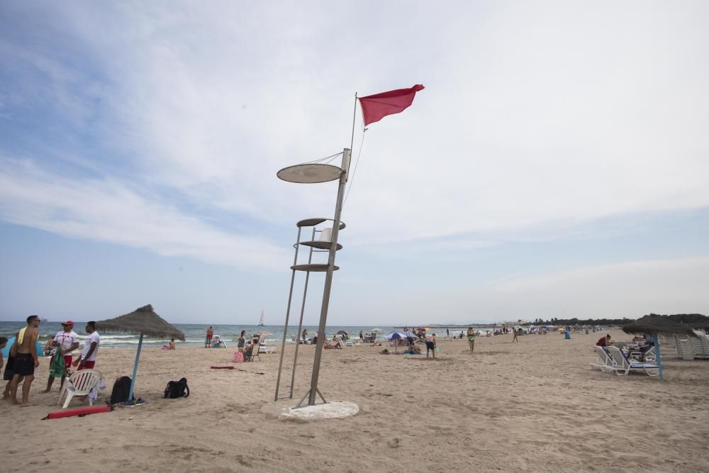 El Ayuntamiento pone la bandera roja en la playa de Pinedo