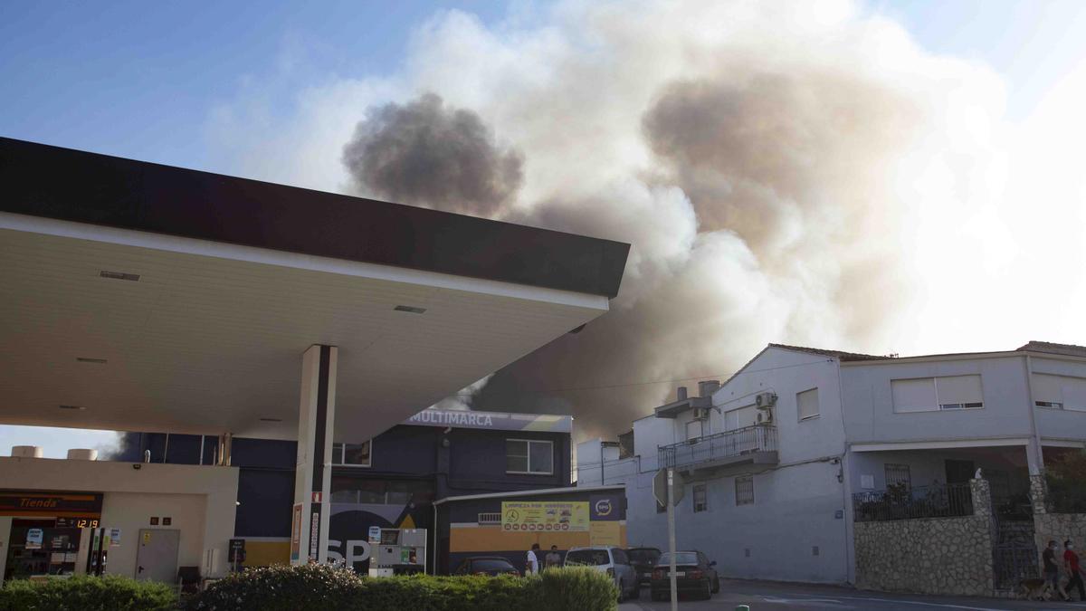 Se desata un incendio en una nave de almacenaje de ropa en L'Olleria