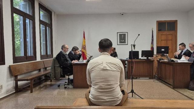 El acusado de homicidio imprudente, ayer, en el juicio.