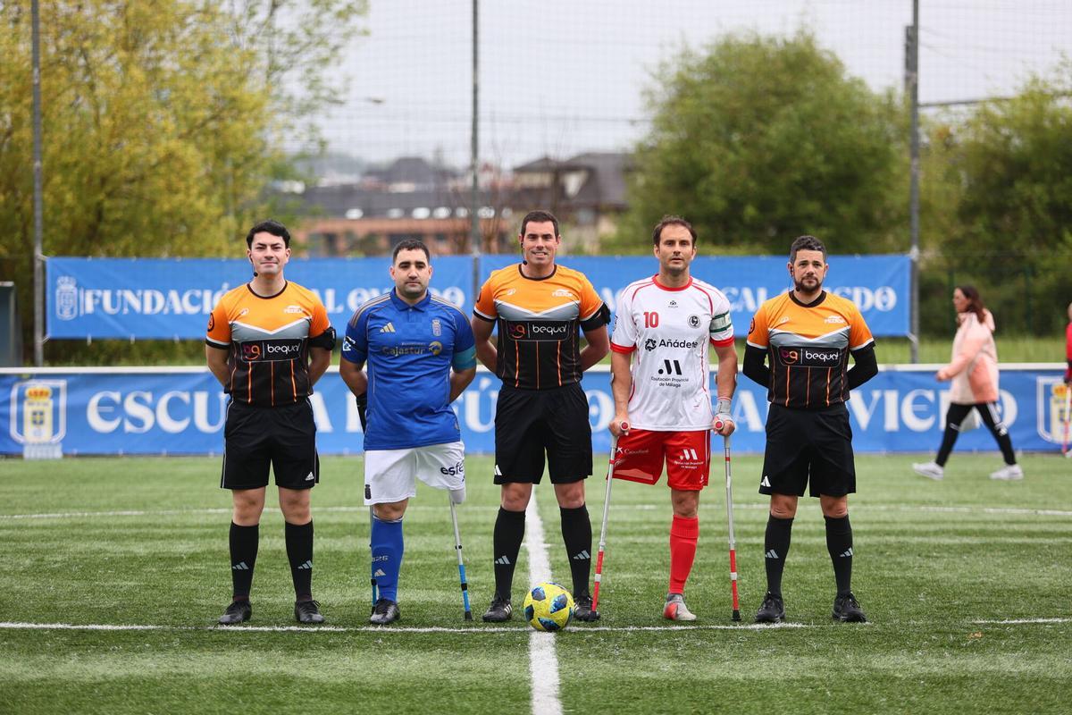 EN IMÁGENES: Así se juega al fútbol con una pierna menos y dos muletas EN IMÁGENES: Así se juega al fútbol con una pierna menos y dos muletas