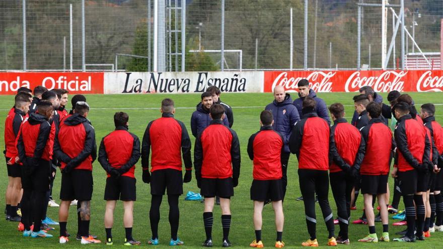 Miguel Ángel Ramírez, en el centro, se dirige a la plantilla antes de iniciar el entrenamiento. | Ángel González