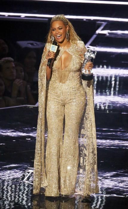 Beyoncé recoge el premio al vídeo femenino del año.