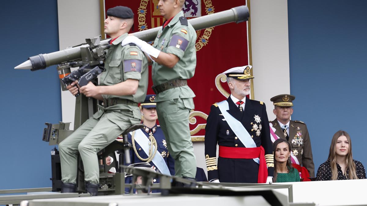 El rey Felipe y la princesa Leonor durante el desfile de las Fuerzas Armadas con motivo de la Fiesta Nacional