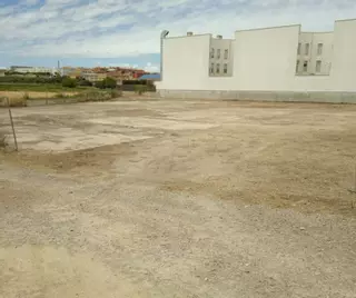 La calle Poyanos cuenta con un nuevo parquin