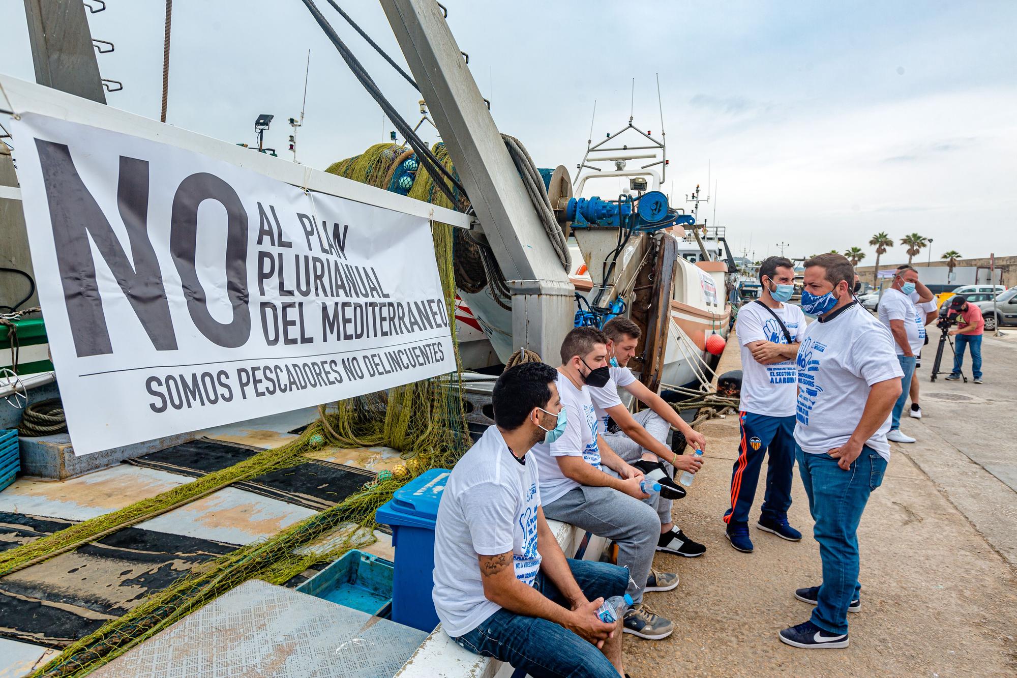 Las cofradías de la provincia protestan en La Vila contra el plan europeo que les obliga a reducir los días de faena